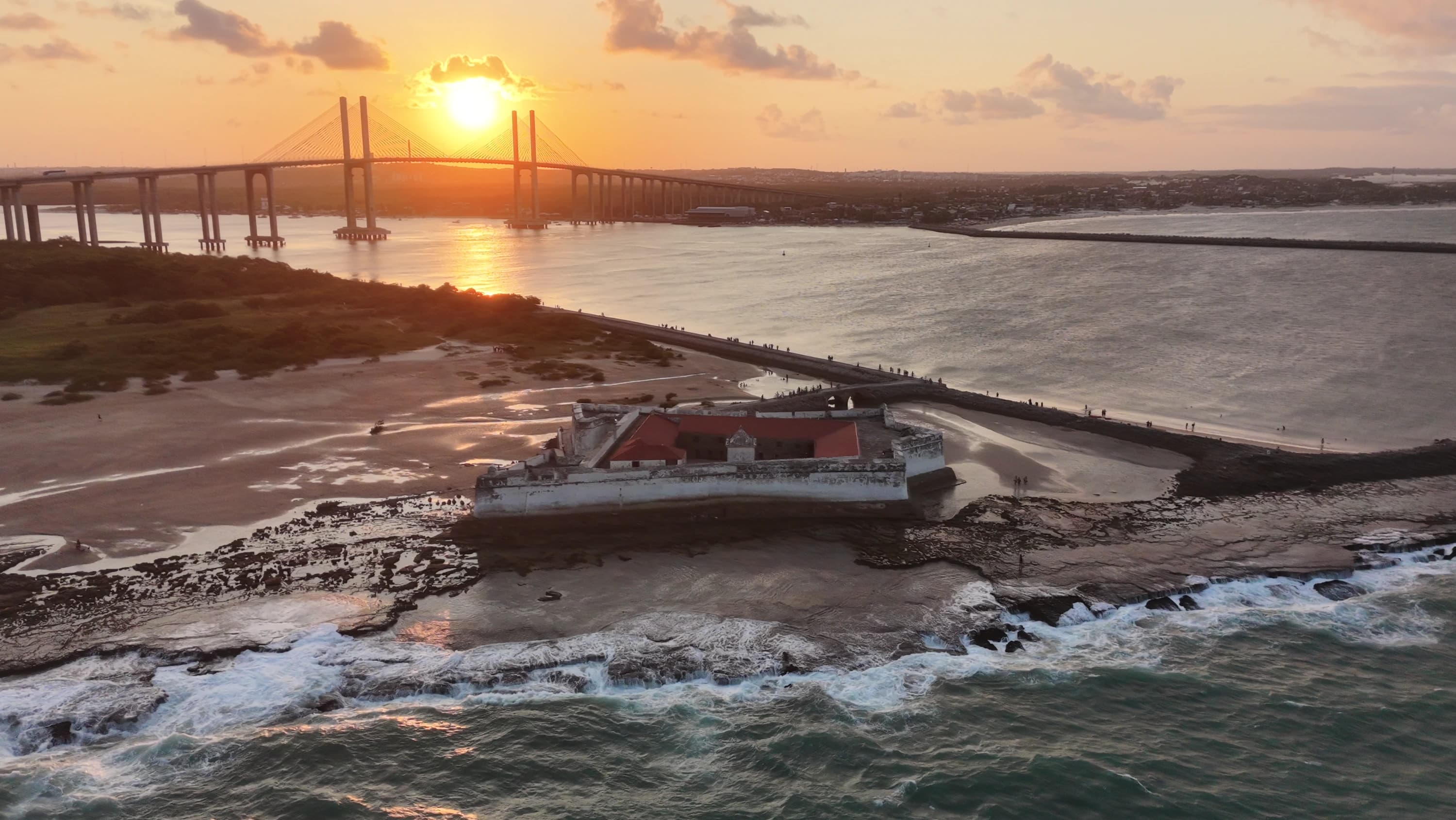 Forte dos Reis Magos e a Ponte Newton Navarro ao pôr do sol, na foz do Rio Potengi