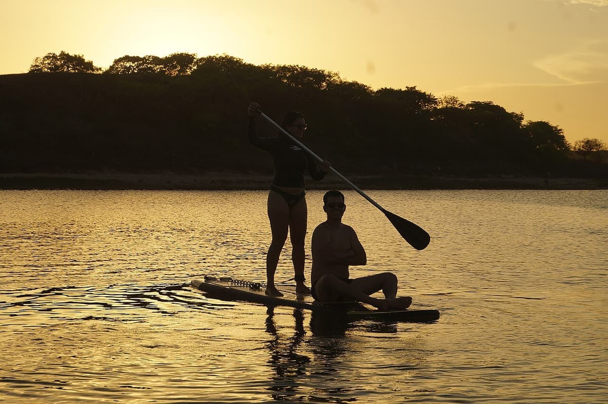 Stand up paddle ao pôr do sol na Lagoa de Alcaçuz