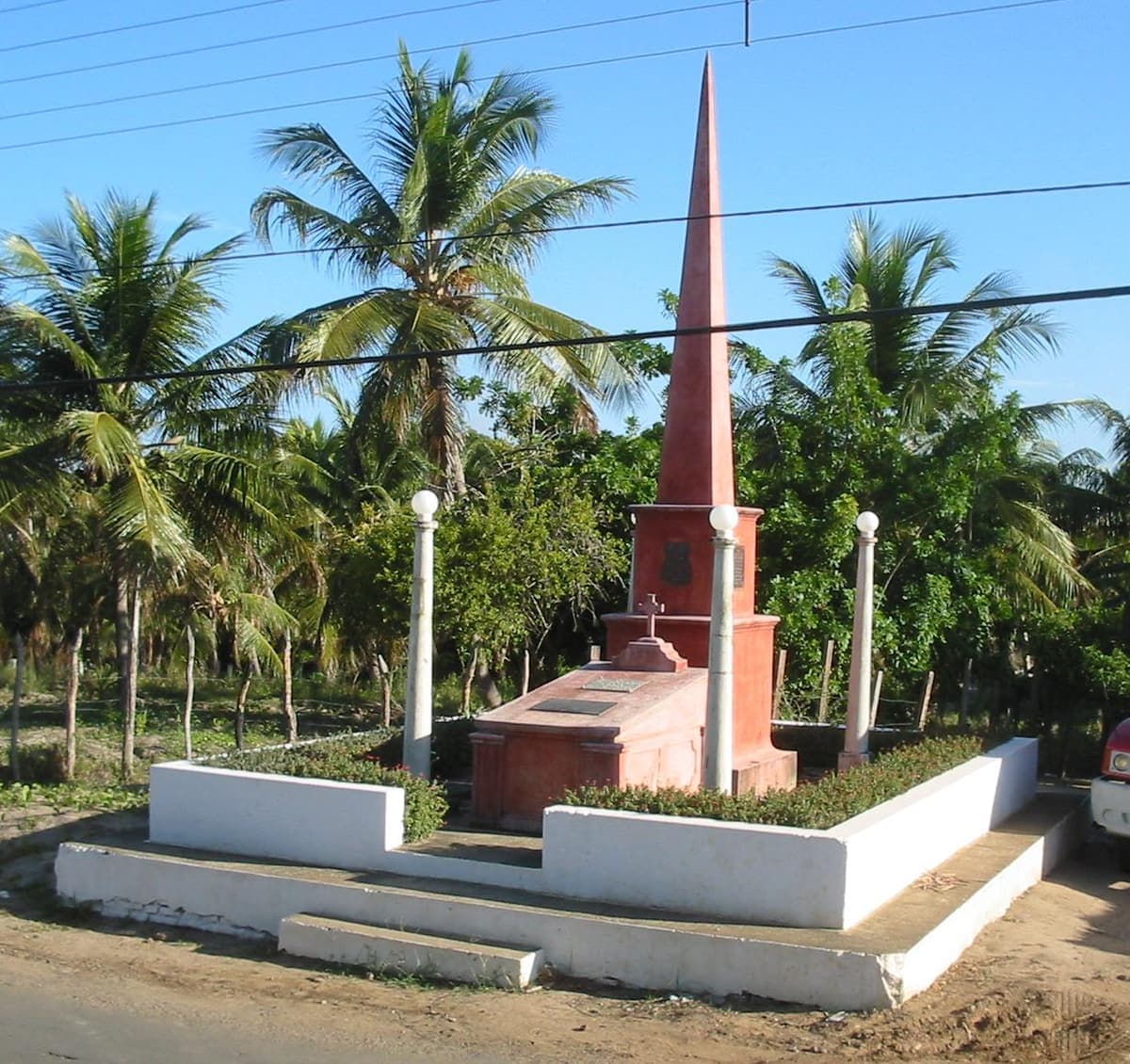 Obelisco do túmulo de Nísia Floresta entre coqueiros