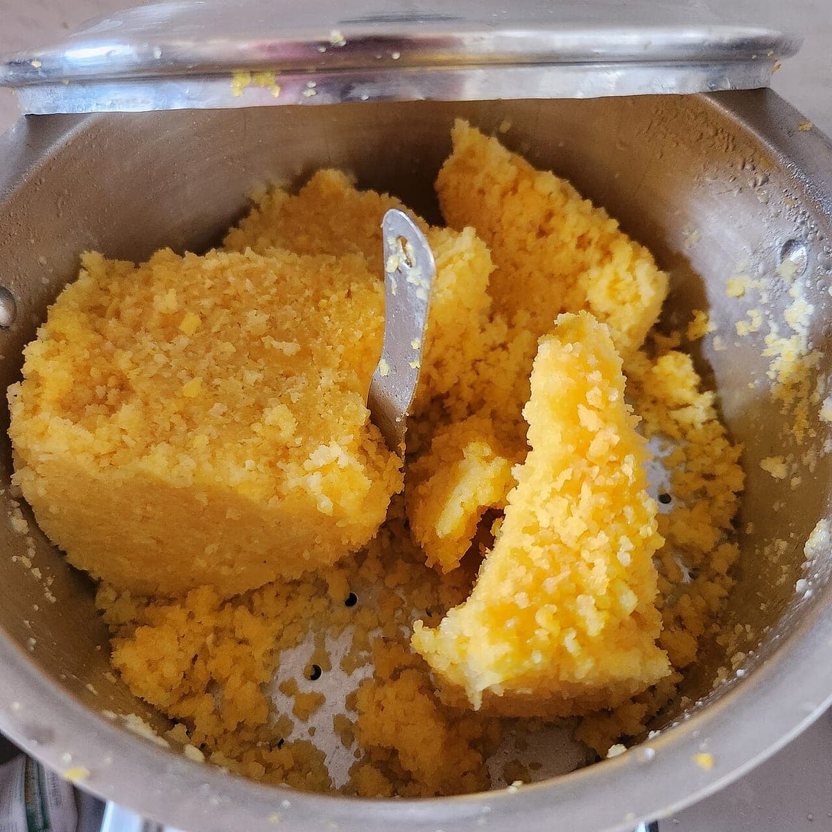 Cuscuz de milho recém-saído da cuscuzeira
