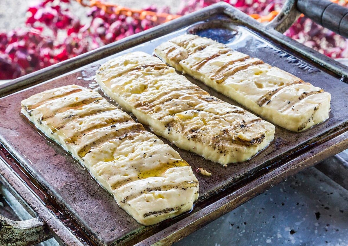 Fatias de queijo de coalho assando na chapa