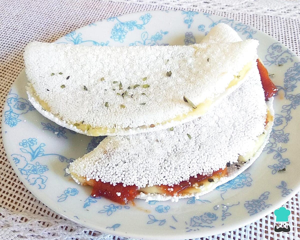 Tapioca dobrada com recheio, servida num prato