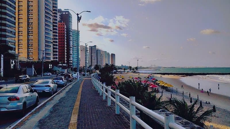 Orla de Natal com a Ponte Newton Navarro ao fundo — roteiro Cabra da Peste Tour