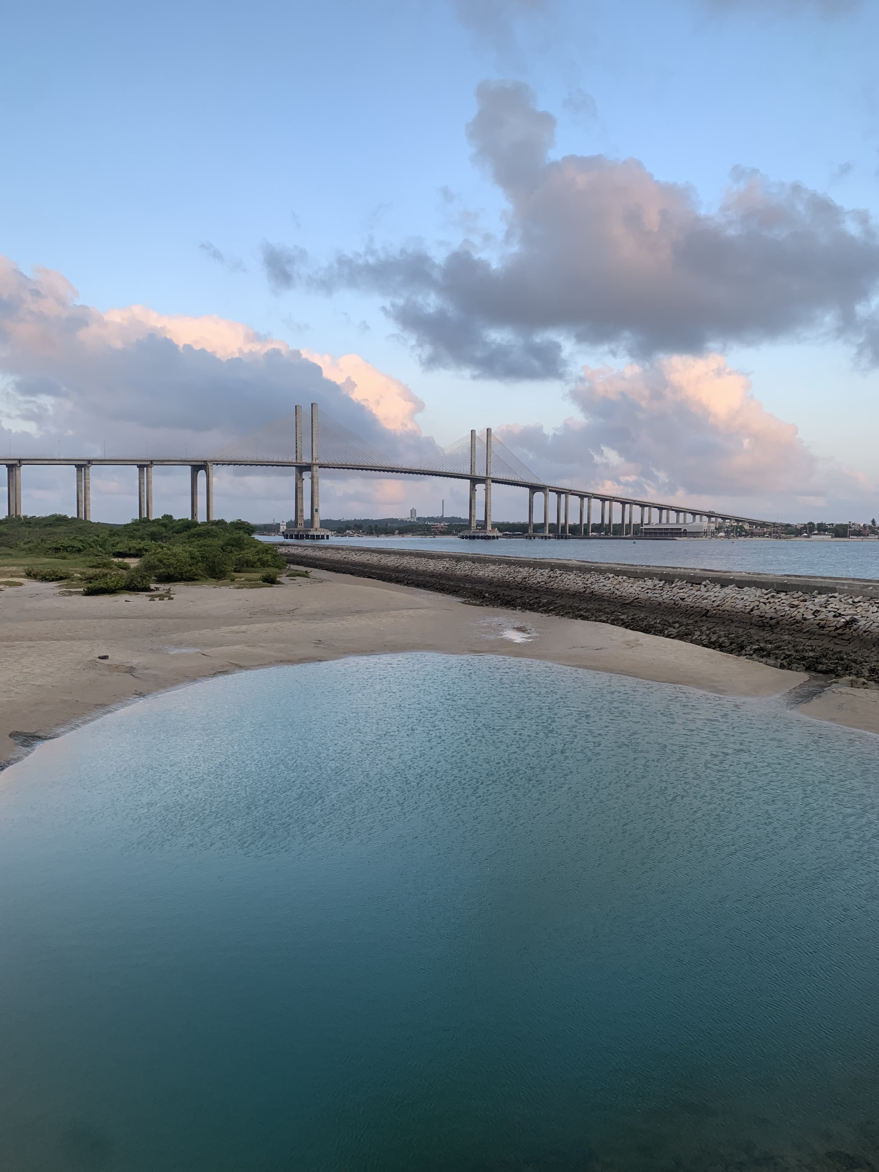 Piscina natural com vista para a Ponte Newton Navarro em Natal — Cabra da Peste Tour