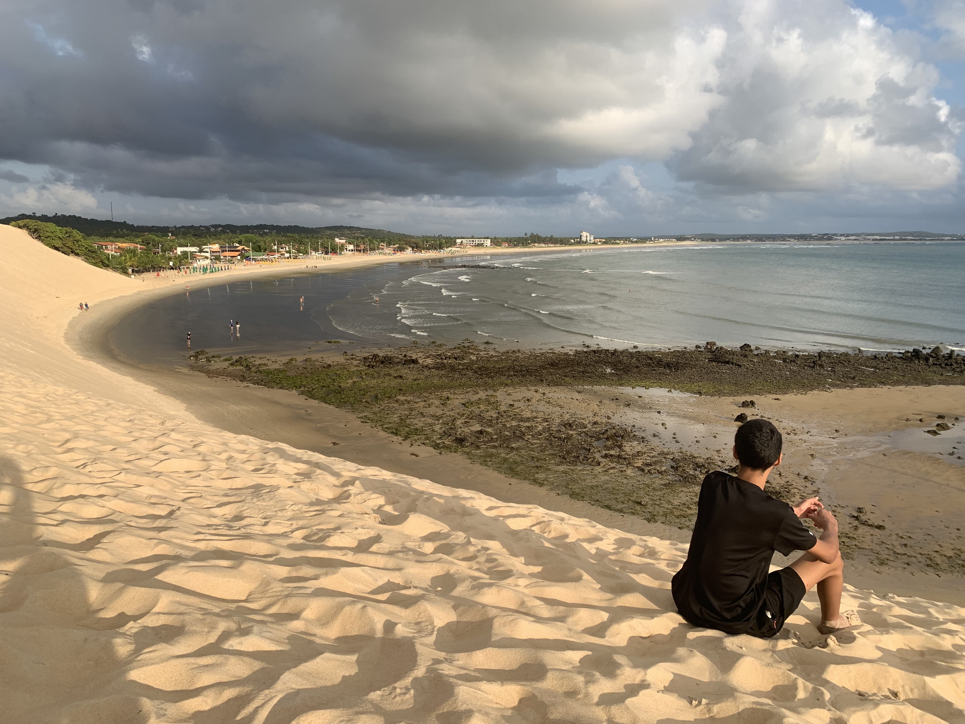 Vista do alto das dunas de Genipabu para o mar — passeio Cabra da Peste Tour