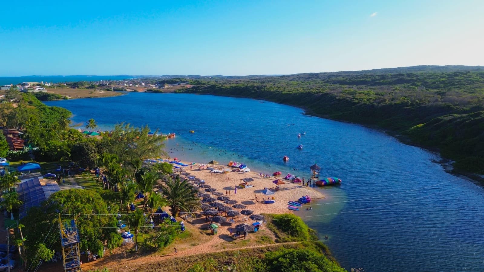 Lagoa de Arituba rodeada por dunas