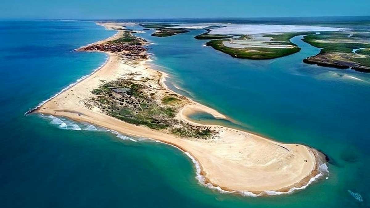 Vista aérea da península de Galinhos entre dunas e o mar